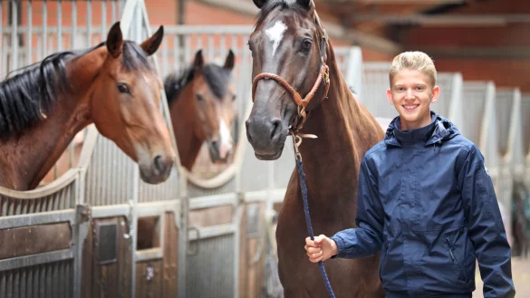 In der Stallgasse: Luke Vogels&auml;nger und seine neunj&auml;hrige Holsteiner Stute Cest Evie. - &copy; Vera Gerstendorf-Welle