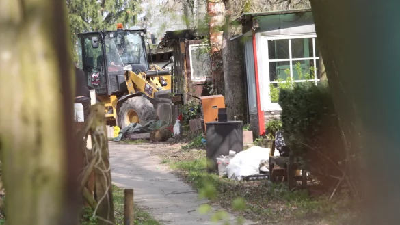 Abriss: Ein Bagger macht sich ans Werk- Die Parzelle von Andreas V. soll komplett abger&auml;umt werden. - &copy; Vera Gerstendorf-Welle