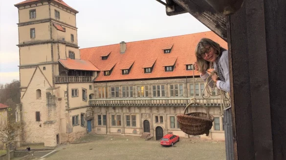 Wie Rapunzel l&auml;sst Heidrun Saak vom Weserrenaissance-Museum Schloss Brake die Kultur-T&uuml;te inklusive Rallye und Pl&uuml;sch-Dromedar das Turmfenster hinab. - &copy; Weserrenaissance Museum