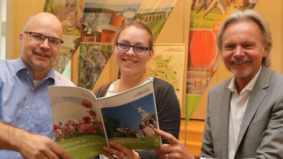 Freuen sich auf den NRW-Tag: Touristiker Tobias Valentien, Praktikantin Lisa Wischniewski und Gesch&auml;ftsf&uuml;hrer Herbert Weber von der OWL GmbH (v. l.). - &copy; Rudolf