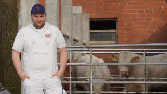 Metzgermeister Manuel Wecker und seine Rinder auf seinem Hof in H&ouml;velhof. - &copy; Felix Schwien