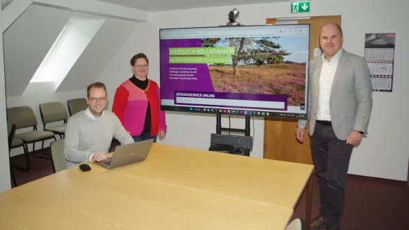 Marco Strohdeicher, Petra Claes und B&uuml;rgermeister Marcus P&uuml;ster freuen sich, dass die Gemeinde Schlangen jetzt viele Dienstleistungen komplett oder teilweise digital anbieten kann. - &copy; Dieter Asbrock
