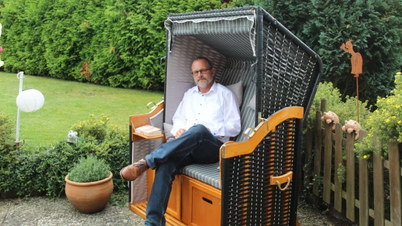Maik Schlicht verbringt seine freie Zeit am liebsten Zuhause. Einer seiner Lieblingspl&auml;tze ist der Strandkorb auf seiner Terrasse. Hier sitzt und liest zum Beispiel einen Krimi.&nbsp; - &copy; Bildrechte: Maik Schlicht