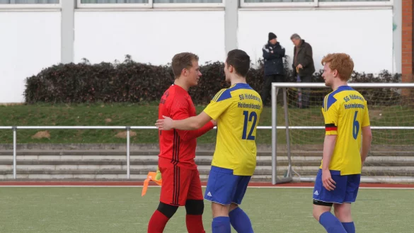 Die SG freut sich mit dem starken Schlussmann Tim Bukowski.
 - © Sebastian Lucas