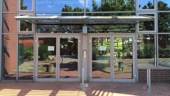 Der Eingang des Goethe-Gymnasiums. Das Gymnasium mit rund 800 Sch&uuml;lern ist am 07.08.2020 wegen einer mit Corona infizierten Lehrerin geschlossen worden. - &copy; Iris Leithold/dpa