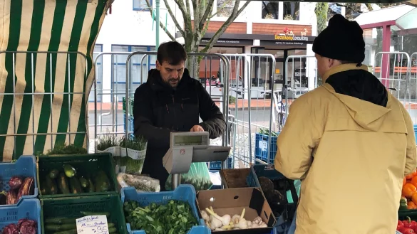 Andreas Pla&szlig; bedient an seinem Gem&uuml;se- und Obststand auf dem Sch&ouml;tmaraner Wochenmarkt einen Kunden. Der 46-J&auml;hrige wird auch im neuen Jahr dem Ort die Treue halten und mittwochs Kunden empfangen. - &copy; Thomas Reineke