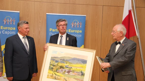 Besiegeln die Partnerschaft: Landrat Friedel Heuwinkel und Mykola Romanyuk, Bürgermeister von Lutsk. - © Cordula Gröne