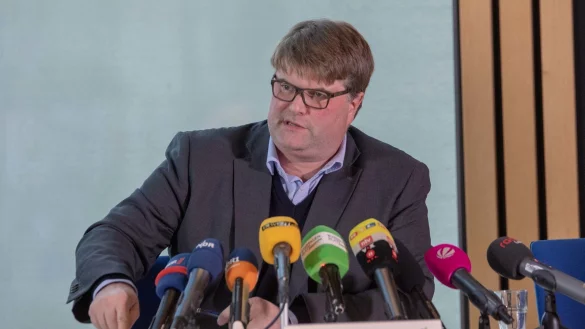 Auf seiner zweiten Pressekonferenz zum Missbrauchsskandal musste der Hamelner Landrat Fehler einräumen. - © Jannik Stodiek