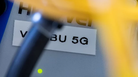Systemtechnik f&uuml;r die neue Mobilfunk-Generation 5G steht in der Basisstaion eines Funkmastes in G&uuml;nthersdorf. Der Mobilfunkanbieter Vodafone hat jetzt offiziell den Ausbau seines Netzes f&uuml;r den 5G-Standard in Sachsen-Anhalt gestartet. Beim Ausbau des Netzes wird weitgehend die bereits vorhandene Mobilfunk-Infrastruktur genutzt. - &copy; Hendrik Schmidt/dpa-Zentralbild/dpa