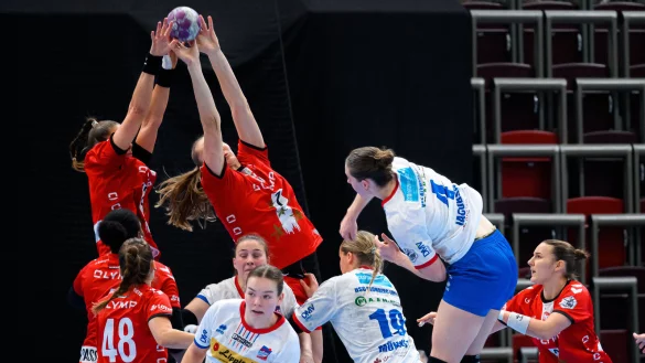 Der arg gebeutelte Blomberger Rückraum tut sich schwer: Der Wurf von Andrea Jacobsen von den Ludwigsburgerinnen Xenia Smits und Viola Leuchter geblockt. - © Marco Wolf