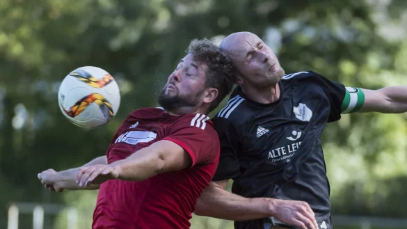 Reine Kopfsache: Lages-Spielertrainer Christian Martens (links) k&auml;mpft mit dem Pivitsheider Kapit&auml;n Andre Selse um die Ballhoheit. - &copy; Egon Penner