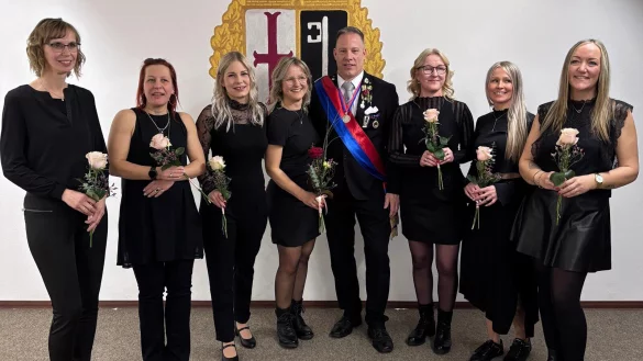 Freuen sich aufs Schützenfest: Das Königspaar Sandra und David Lödige (Mitte) mit den Hofdamen Claudia Wöhler, Sandra Gehle, Vanessa Neumann, Bianca Sieksmeier, Janine Blume und Marlen Hoppenstock (von links). - © Rudi Rudolph