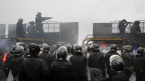 Polizisten - &copy; Foto: Vladimir Tretyakov/AP/dpa