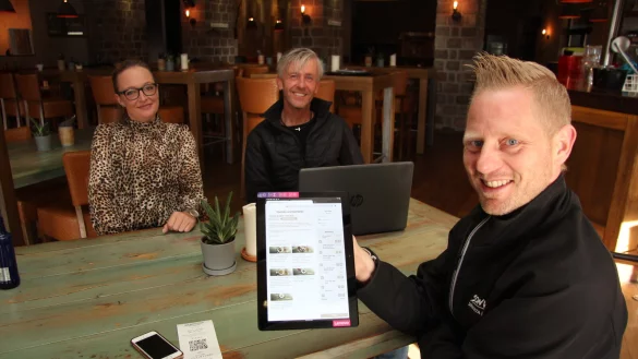 Betriebsleiter Christian Manier zeigt, wie eine Bestellung auf dem Tablet aussieht. Inhaber Frank Weingarten und Stefanie Manier (&Ouml;ffentlichkeitsarbeit) berichten von unterschiedlichen Reaktionen seitens der G&auml;ste. - &copy; Jana Beckmann