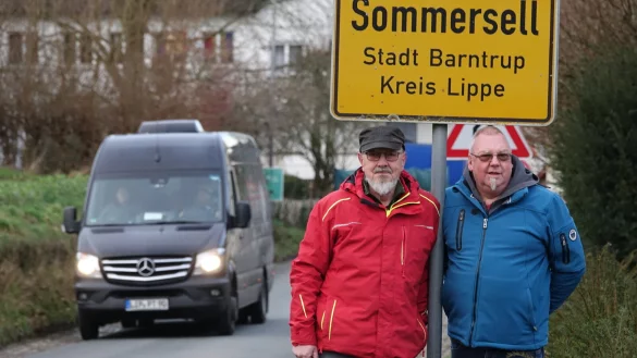 Detlef Grote (li.), Vorsitzender des Heimatvereins und sein Vize Norbert Wenneker am Ortseingang. - © Axel Bürger