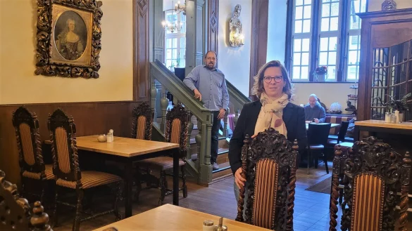 Tina Langner und Maik Soukal (links) f&uuml;hren das Stadtpalais im historischen Geb&auml;ude seit 2009. - &copy; Katrin Kantelberg