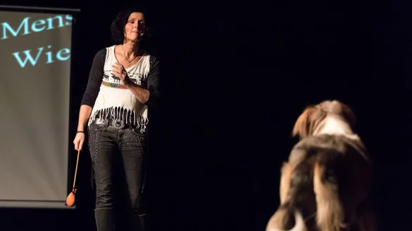 Gibt konkrete Tipps: Maike Maja Nowak mit Australian Shepherd „Juna" auf der Bühne des Sommertheaters. - © Torben Gocke