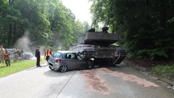 Zerquetscht: Der Panzer hat sich über den Toyota geschoben und ihn dabei zerdrückt. Dabei ist auch eine große Menge an Benzin und Schmierstoffen aus dem Wagen gepresst worden. - © Polizei