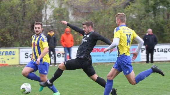 Verpasst das Leder: Pivitsheides St&uuml;rmer Christopher Petkau (Mitte) gegen Jonas Sprengelmeyer (rechts) und Dorian Fries von der SG. - &copy; Sebastian Lucas