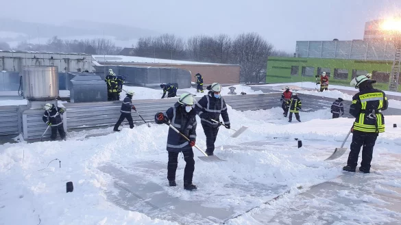 Einsatzkräfte der Wehr schaufeln das Dach der Phoenix-Contact-Arena frei. - © Feuerwehr Lemgo