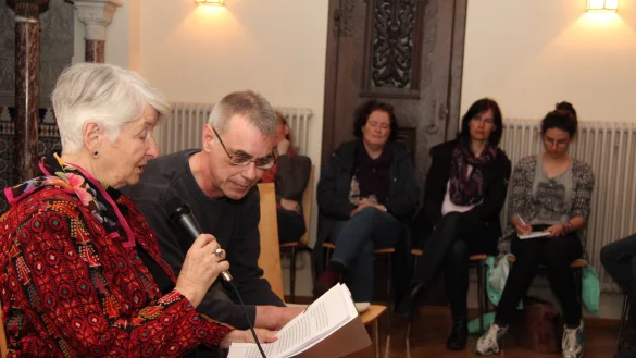 Bewegende Schilderung: Nachdem sie bereits vormittags vor Gericht ausgesagt hat, erz&auml;hlt Auschwitz-&Uuml;berlebende Hedy Bohm ihre Geschichte abends noch einmal im M&uuml;nsterberghaus. Abel Deuring &uuml;bersetzt, weil die in Kanada lebende Zeitzeugin nur Englisch spricht. - &copy; Marianne Schwarzer