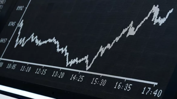 Auf und ab an der B&ouml;rse - &copy; Foto: Arne Dedert/dpa/dpa-tmn