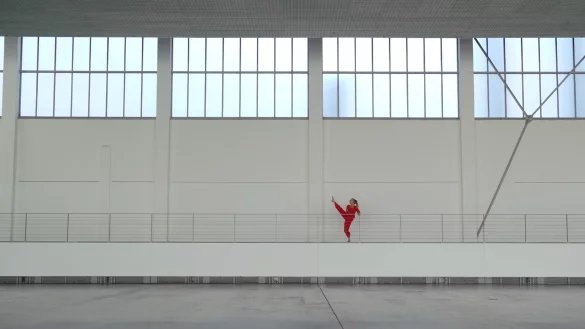 T&auml;nzerin Ulrike von der Linden bei den Dreharbeiten zum Kurzfilm im Hangar 21. - &copy; Bildrechte: Leonie Bunte