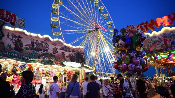 Lauschiger gehts kaum: Die bunten Lichter machten sich gut vor dem samtig blauen Abendhimmel, mit diesen Temperaturen kam Partystimmung auf. - &copy; Nicole Ellerbrake