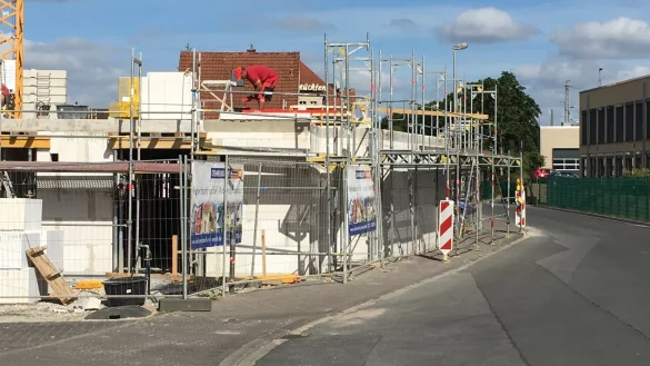 Neubau: Im hinteren Teil der Bahnhofstra&szlig;e entsteht eine neue Wohnanlage. - &copy; Jana Beckmann