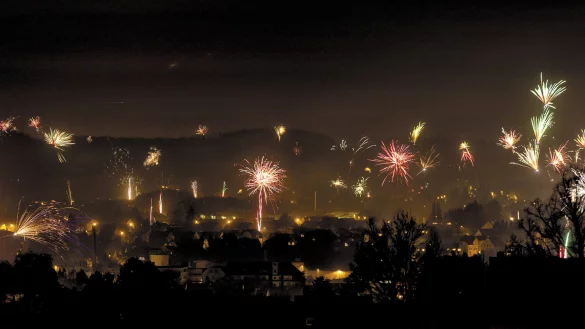 Feuerwerke wie dieses &uuml;ber den D&auml;chern Detmolds sind zumeist der H&ouml;hepunkt der Silvesternacht. Am Samstag startet der Verkauf der Feuerwerksk&ouml;rper. - &copy; Torben Gocke