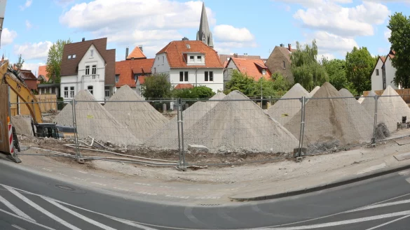 Ein echter Hingucker: Die Pyramiden an der Hornschen Stra&szlig;e verleiten den ein oder anderen Passanten zum Verweilen und Fotografieren. - &copy; Yvonne Glandien