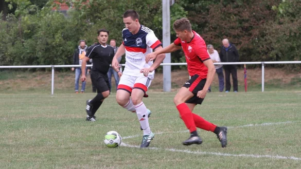 Stark am Ball: Tobias Fitz (links) von der SG H&ouml;rstmar/Lieme schirmt das Leder gegen den Augustdorfer Peter Neufeld ab. Die Szene beobachtet Ishak Karahan.&nbsp; - &copy; Sebastian Lucas