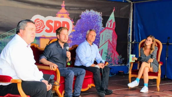 Landrat Dr. Axel Lehmann, Juso-Chef Kevin K&uuml;hnert sowie B&uuml;rgermeister Dr. Roland Thomas haben sich den Fragen von Moderatorin Lina Meier (von links) gestellt.&nbsp; - &copy; Sandra Castrup