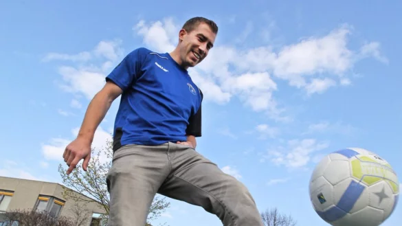 Das blaue SCP-Trikot und der Ball sind ihm vertraut: Florian Fulland jongliert das Leder. Früher spielte er für Paderborn, jetzt übernimmt er interimsweise den Cheftrainer-Posten beim SC Paderborn. - © Archiv: Vera Gerstendorf-Welle