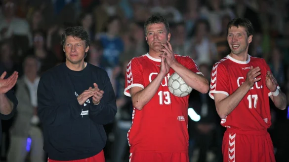 Sein letztes Spiel in der Lipperlandhalle bestritt J&ouml;rg Krewinkel (links) am 4. Juni 2006 an der Seite von Sigurdur Sveinsson und Cord Manhenke zu Ehren von Volker Zerbe. - &copy; J&ouml;rg Hagemann