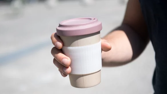 Mehrwegbecher aus Bambus - &copy; Foto: Andrea Warnecke/dpa-tmn