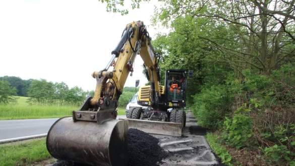 Die Firma Eiffage Infra-Bau erneuert den Radweg an der Kreisstra&szlig;e zwischen Vo&szlig;heide und Wendlinghausen. - &copy; Jens Rademacher