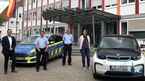 Torben Blome (von links), die Polizeihauptkommissare Axel Korf und Reinhold Hartmann sowie Daniela Wendt freuen sich auf die Zusammenarbeit.&nbsp; - &copy; Polizei Lippe