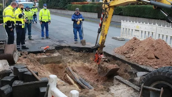 Um den Fehler am Stromkabel zu suchen, wird das Erdreich an der Detmolder Straße aufgegraben. Dabei entdecken die Bauarbeiter, dass hier auch Gas aus der Hauptleitung austritt.  - © Knut Dinter