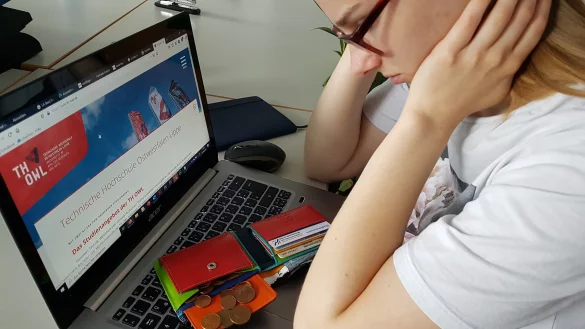 Ins Rechnen kommen viele Studenten, weil ihre Jobs wegen der Pandemie weggefallen sind. Unter anderem die Internetseite der Technischen Hochschule weist ihnen Wege auf, &uuml;ber die sie finanzielle Unterst&uuml;tzung finden k&ouml;nnen.&nbsp; - &copy; Marianne Schwarzer(LZ)