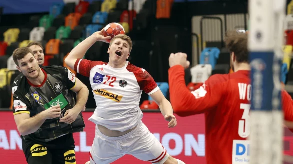 Im EM-Qualifikationsspiele im Januar in Graz rauschte Lukas Hutecek schon mal an Johannes Golla (links) vorbei. - &copy; picture alliance/dpa/APA