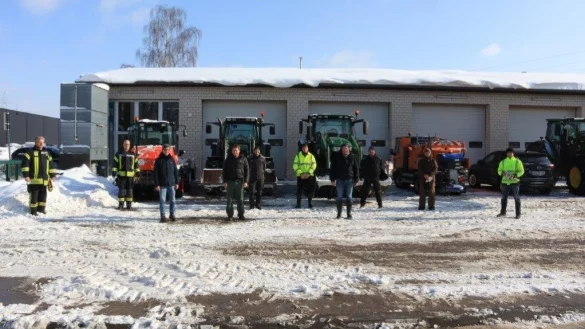 Ein Teil der Landwirte, die Bauhofleiter Andreas Glatthor (rechts) auf Anfrage von B&uuml;rgermeister Martin Hoffmann (Dritter von links) beim Winterdienst unterst&uuml;tzen: Detlev Schewe (von links), Frank Kogelnik, Samuel Westerheide, Sven Meier zu Evenhausen, Cord-Martin Frevert, T&ouml;ns-Adolf Meier zu D&ouml;ldissen, Joachim Riedel und Arndt Kerker. Foto: Bauhof Leopoldsh&ouml;he - &copy; Bauhof Leopoldsh&ouml;he
