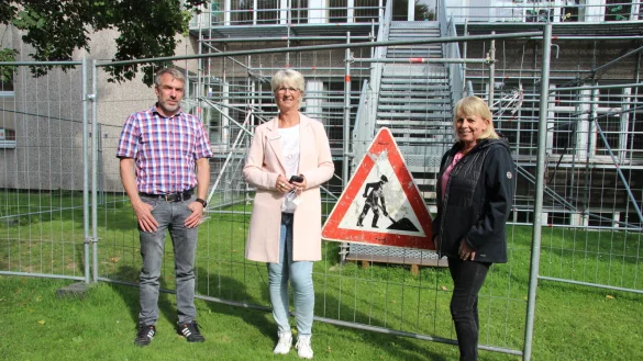 Petra Lesemann und Thomas Kr&uuml;ger vom Fachteam Geb&auml;udemanagement (links) und Schulleiterin Antje Ehlebracht stehen vor dem provisorischen Fluchtweg. - &copy; Kirsten Fuhrmann