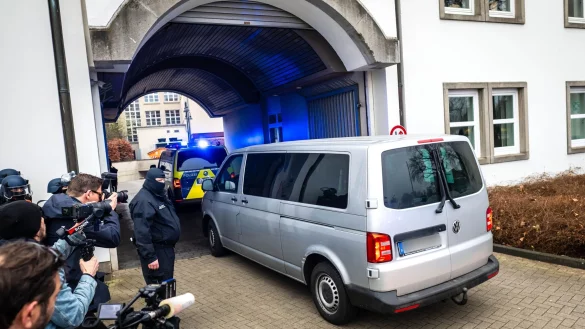 Die Angeklagte Daniela Klette kommt mit einem grauen Transporter am Oberlandesgericht Celle an. - © Sina Schuldt/dpa