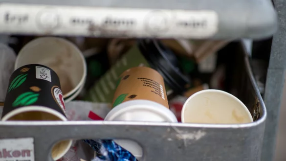Die Verpackungssteuer soll helfen, dass weniger Einweg-Geschirr - wie hier Kaffeebecher - im Müll landet. - © Daniel Karmann/dpa