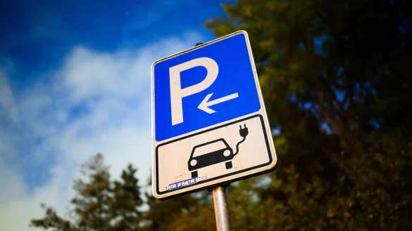 Ein Schild markiert einen Parkplatz für ein Elektroauto an einer öffentlichen Schnellladesäule. - © Julian Stratenschulte/dpa