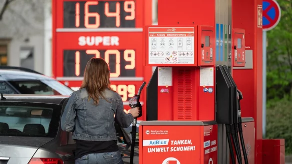 Die neuen Inflationszahlen zeigen: Tanken ist im April billiger geworden. - © Sebastian Kahnert/dpa