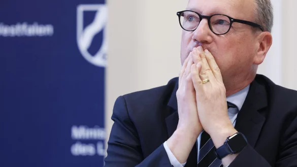 NRW-Justizminister Benjamin Limbach hat Fehler einger&auml;umt, aber Vorw&uuml;rfe der politischen Einflussnahme zur&uuml;ckgewiesen. - &copy; David Young/dpa