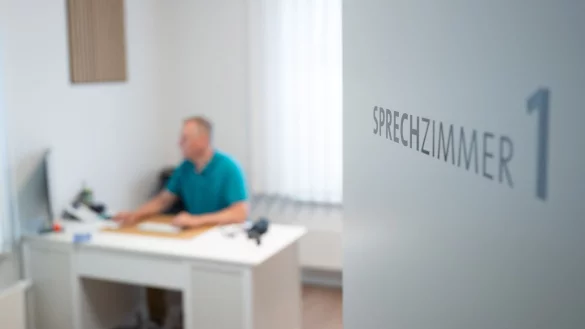 Zukünftig sollen alle gesetzlich Versicherten bei jeglichen Beschwerden zunächst zu ihrem Hausarzt. Markus Beier erklärt, wie das funktionieren soll. - © Sebastian Kahnert/dpa