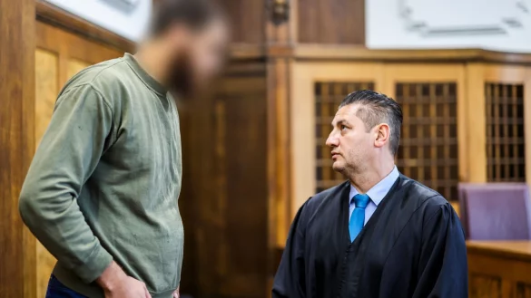 Tarik S. stammt aus Bielefeld und schloss sich dem Islamischen Staat an. Eigentlich galt er als deradikalisiert. Doch 2023 erklärte er sich bereit, einen islamistischen Anschlag zu begehen. Dafür wurde er nun am Landgericht Duisburg verurteilt, neben S. sein Anwalt, Mutlu Günal. - © Christoph Reichwein/dpa